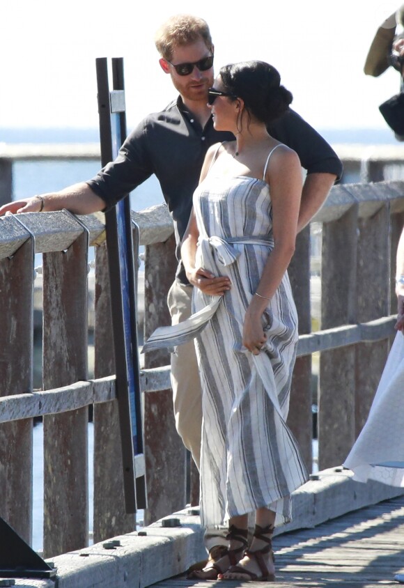 Le prince Harry, duc de Sussex, et Meghan Markle, duchesse de Sussex (enceinte) arrivent baie Kingfisher, sur l'île Fraser, en Australie, le 22 octobre 2018. Le couple rencontre les habitant de l'île.