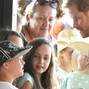 Le prince Harry, duc de Sussex, et Meghan Markle, duchesse de Sussex (enceinte) arrivent baie Kingfisher, sur l'île Fraser, en Australie, le 22 octobre 2018. Le couple rencontre les habitant de l'île.