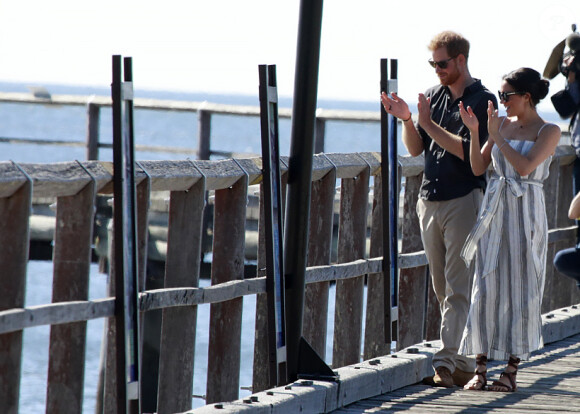 Le prince Harry, duc de Sussex, et Meghan Markle, duchesse de Sussex (enceinte) arrivent baie Kingfisher, sur l'île Fraser, en Australie, le 22 octobre 2018. Le couple rencontre les habitant de l'île.