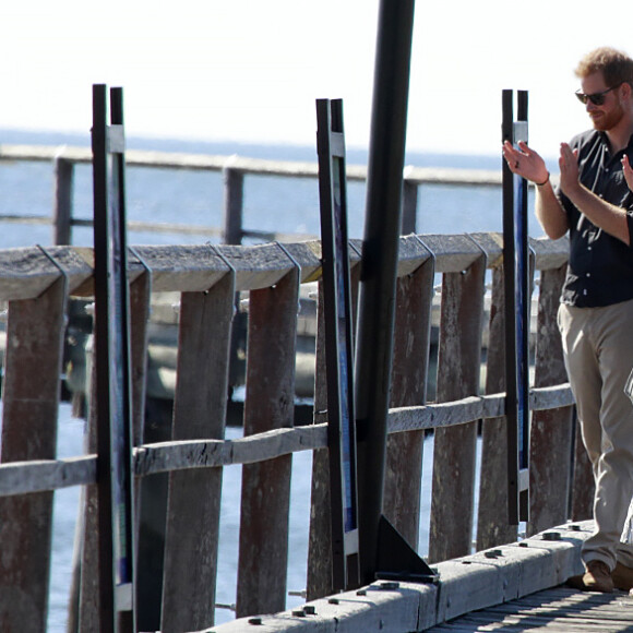 Le prince Harry, duc de Sussex, et Meghan Markle, duchesse de Sussex (enceinte) arrivent baie Kingfisher, sur l'île Fraser, en Australie, le 22 octobre 2018. Le couple rencontre les habitant de l'île.