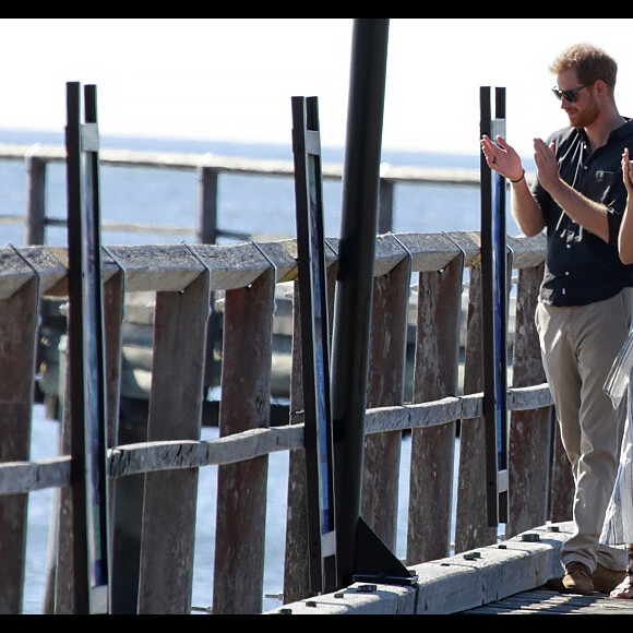 Le prince Harry, duc de Sussex, et Meghan Markle, duchesse de Sussex (enceinte) arrivent baie Kingfisher, sur l'île Fraser, en Australie, le 22 octobre 2018. Le couple rencontre les habitant de l'île.