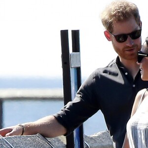 Le prince Harry, duc de Sussex, et Meghan Markle, duchesse de Sussex (enceinte) arrivent baie Kingfisher, sur l'île Fraser, en Australie, le 22 octobre 2018. Le couple rencontre les habitant de l'île.