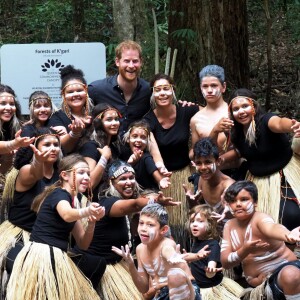 Le prince Harry, duc de Sussex, visite la forêt "K'gari" sur l'île Fraser en Australie, le 22 octobre 2018. Le duc dévoile une plaque dans la forêt "Queen's Commonwealth Canopy" et regarde ensuite des danses traditionnelles du peuple Butchulla.