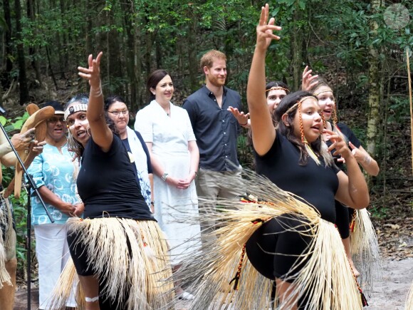 Le prince Harry, duc de Sussex, visite la forêt "K'gari" sur l'île Fraser en Australie, le 22 octobre 2018. Le duc dévoile une plaque dans la forêt "Queen's Commonwealth Canopy" et regarde ensuite des danses traditionnelles du peuple Butchulla.