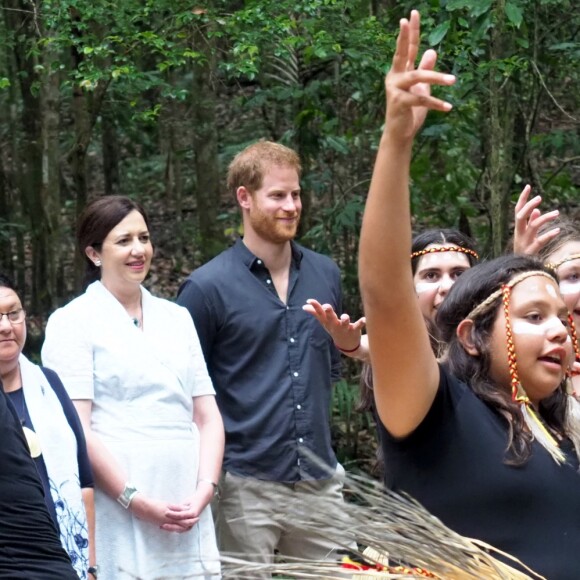 Le prince Harry, duc de Sussex, visite la forêt "K'gari" sur l'île Fraser en Australie, le 22 octobre 2018. Le duc dévoile une plaque dans la forêt "Queen's Commonwealth Canopy" et regarde ensuite des danses traditionnelles du peuple Butchulla.