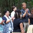 Le prince Harry, duc de Sussex, visite la forêt "K'gari" sur l'île Fraser en Australie, le 22 octobre 2018. Le duc dévoile une plaque dans la forêt "Queen's Commonwealth Canopy" et regarde ensuite des danses traditionnelles du peuple Butchulla.