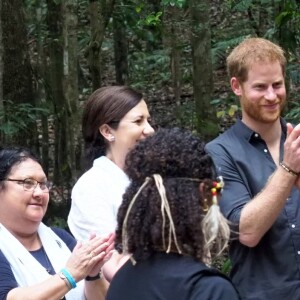 Le prince Harry, duc de Sussex, visite la forêt "K'gari" sur l'île Fraser en Australie, le 22 octobre 2018. Le duc dévoile une plaque dans la forêt "Queen's Commonwealth Canopy" et regarde ensuite des danses traditionnelles du peuple Butchulla.