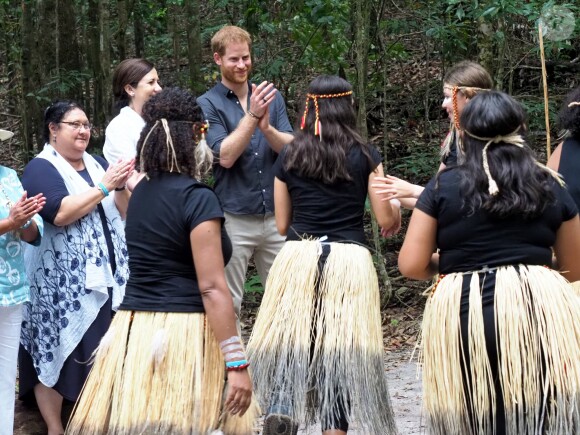 Le prince Harry, duc de Sussex, visite la forêt "K'gari" sur l'île Fraser en Australie, le 22 octobre 2018. Le duc dévoile une plaque dans la forêt "Queen's Commonwealth Canopy" et regarde ensuite des danses traditionnelles du peuple Butchulla.