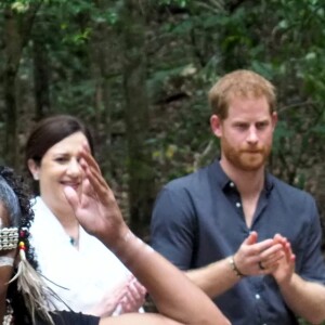 Le prince Harry, duc de Sussex, visite la forêt "K'gari" sur l'île Fraser en Australie, le 22 octobre 2018. Le duc dévoile une plaque dans la forêt "Queen's Commonwealth Canopy" et regarde ensuite des danses traditionnelles du peuple Butchulla.