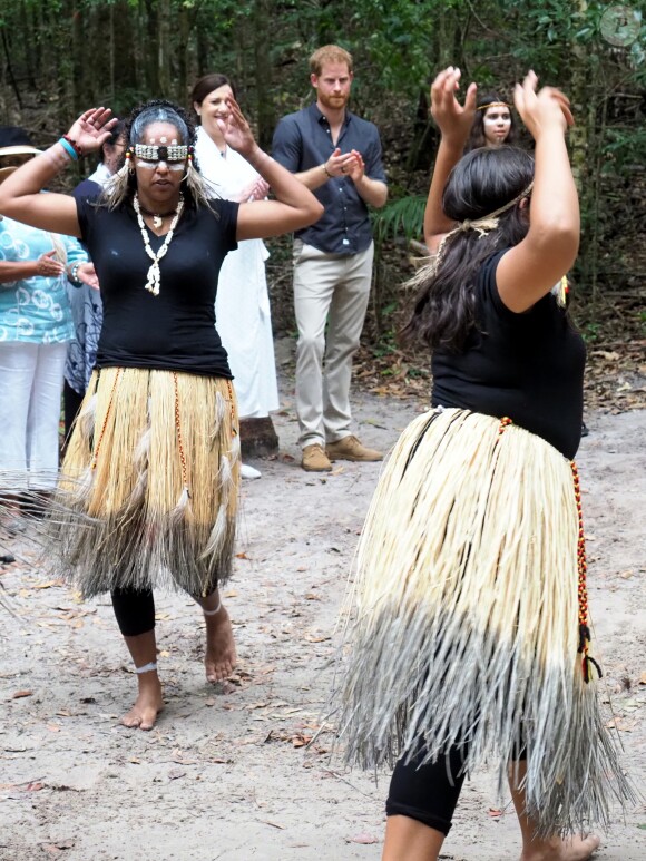 Le prince Harry, duc de Sussex, visite la forêt "K'gari" sur l'île Fraser en Australie, le 22 octobre 2018. Le duc dévoile une plaque dans la forêt "Queen's Commonwealth Canopy" et regarde ensuite des danses traditionnelles du peuple Butchulla.
