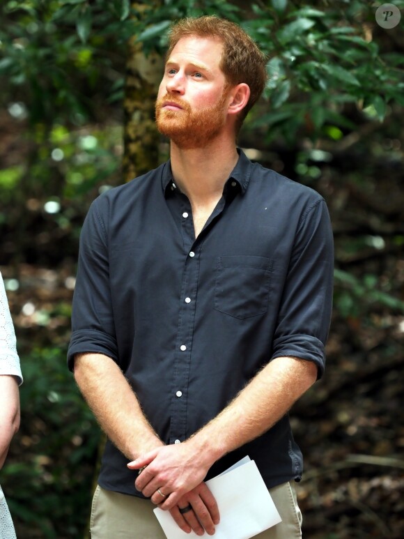 Le prince Harry, duc de Sussex, visite la forêt "K'gari" sur l'île Fraser en Australie, le 22 octobre 2018. Le duc dévoile une plaque dans la forêt "Queen's Commonwealth Canopy" et regarde ensuite des danses traditionnelles du peuple Butchulla.