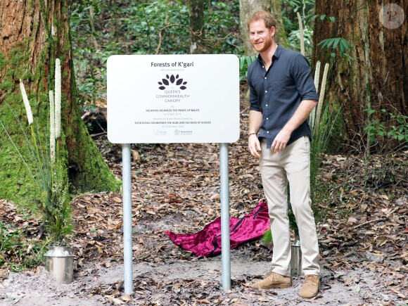 Le prince Harry, duc de Sussex, visite la forêt "K'gari" sur l'île Fraser en Australie, le 22 octobre 2018. Le duc dévoile une plaque dans la forêt "Queen's Commonwealth Canopy" et regarde ensuite des danses traditionnelles du peuple Butchulla.