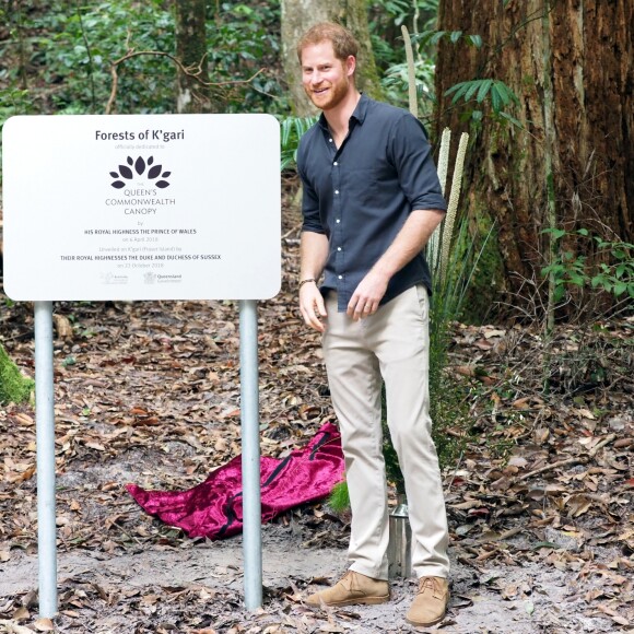Le prince Harry, duc de Sussex, visite la forêt "K'gari" sur l'île Fraser en Australie, le 22 octobre 2018. Le duc dévoile une plaque dans la forêt "Queen's Commonwealth Canopy" et regarde ensuite des danses traditionnelles du peuple Butchulla.