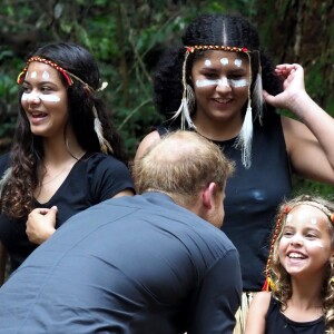 Le prince Harry, duc de Sussex, visite la forêt "K'gari" sur l'île Fraser en Australie, le 22 octobre 2018. Le duc dévoile une plaque dans la forêt "Queen's Commonwealth Canopy" et regarde ensuite des danses traditionnelles du peuple Butchulla.