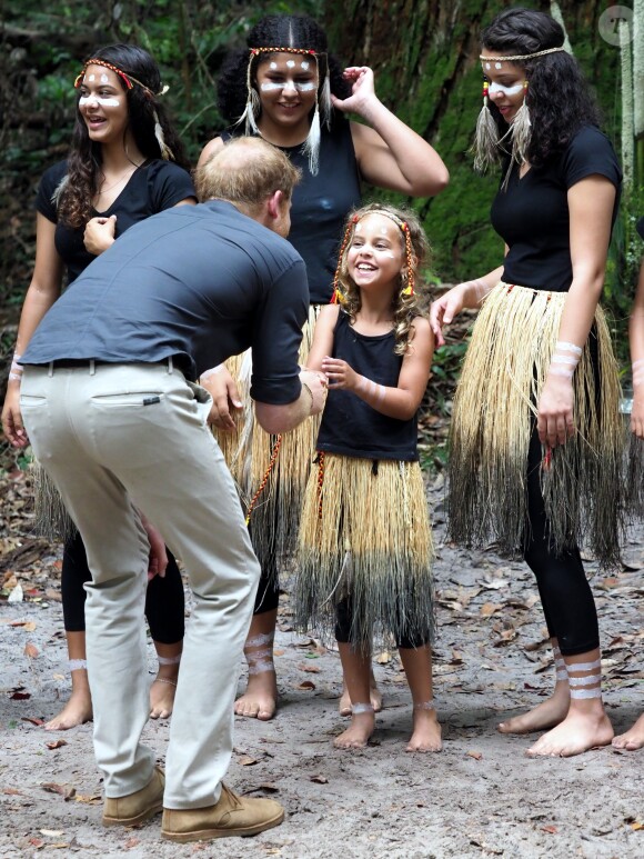 Le prince Harry, duc de Sussex, visite la forêt "K'gari" sur l'île Fraser en Australie, le 22 octobre 2018. Le duc dévoile une plaque dans la forêt "Queen's Commonwealth Canopy" et regarde ensuite des danses traditionnelles du peuple Butchulla.