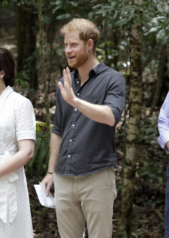 Le prince Harry, duc de Sussex, visite la forêt "K'gari" sur l'île Fraser en Australie, le 22 octobre 2018. Le duc dévoile une plaque dans la forêt "Queen's Commonwealth Canopy" et regarde ensuite des danses traditionnelles du peuple Butchulla.