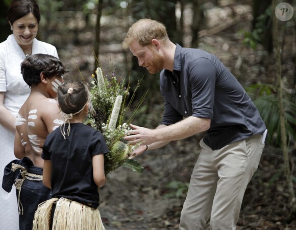 Le prince Harry, duc de Sussex, visite la forêt "K'gari" sur l'île Fraser en Australie, le 22 octobre 2018. Le duc dévoile une plaque dans la forêt "Queen's Commonwealth Canopy" et regarde ensuite des danses traditionnelles du peuple Butchulla.