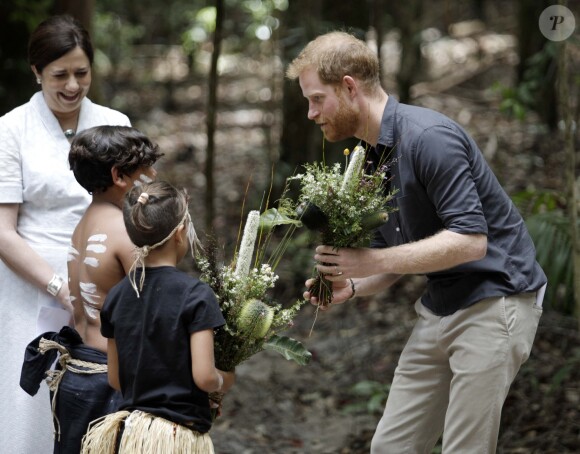 Le prince Harry, duc de Sussex, visite la forêt "K'gari" sur l'île Fraser en Australie, le 22 octobre 2018. Le duc dévoile une plaque dans la forêt "Queen's Commonwealth Canopy" et regarde ensuite des danses traditionnelles du peuple Butchulla.
