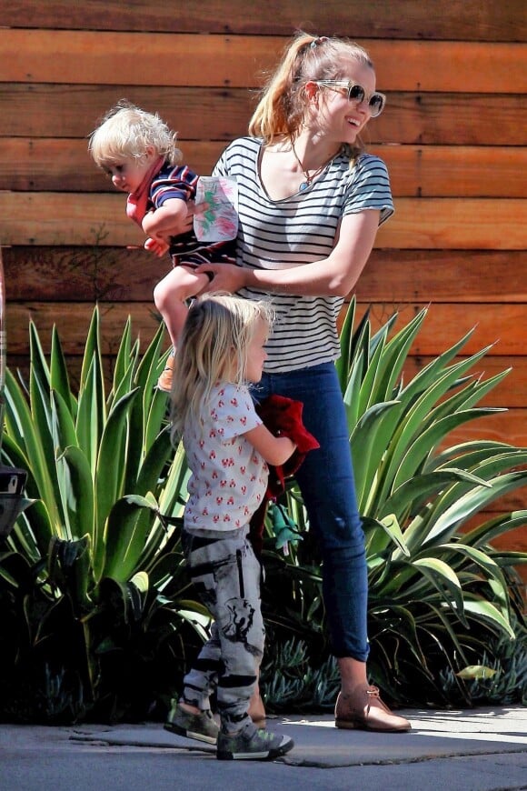 Teresa Palmer part avec ses enfants rendre visite à une amie à Los Angeles, le 15 mars 2018.