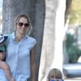 Teresa Palmer se promène avec ses enfants Bodhi et Forest à Los Angeles Le 17 Juin 2017