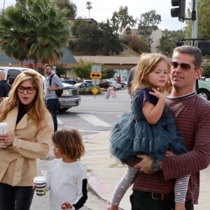 Selma Blair caline son nouveau compagnon en balade avec son fils Arthur au farmer market à Studio City, le 14 octobre 2018