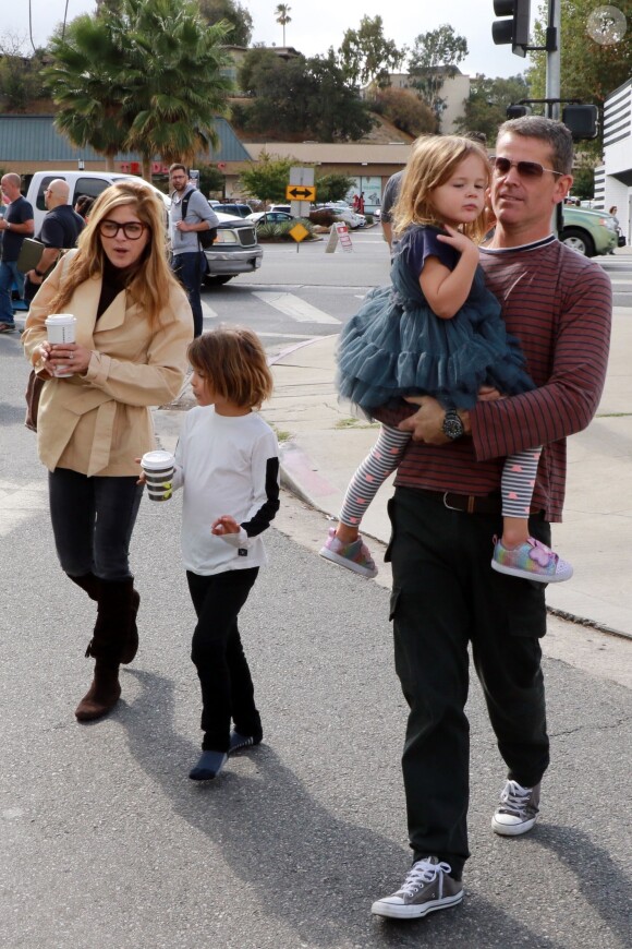 Selma Blair caline son nouveau compagnon en balade avec son fils Arthur au farmer market à Studio City, le 14 octobre 2018
