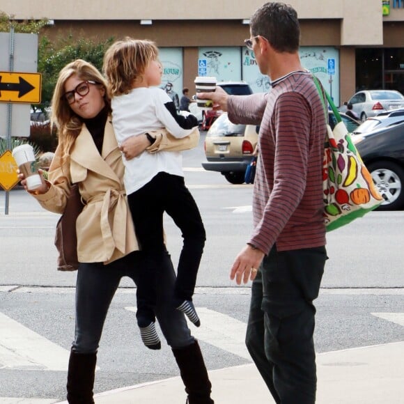 Selma Blair caline son nouveau compagnon en balade avec son fils Arthur au farmer market à Studio City, le 14 octobre 2018