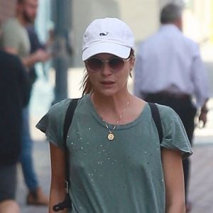 Exclusif - Selma Blair marche difficilement à l'aide d'une béquille à la sortie d'un centre médical à Beverly Hills, le 28 septembre 2018. Elle a révélé trois semaines plus tard qu'elle souffrait d'une sclérose en plaques.