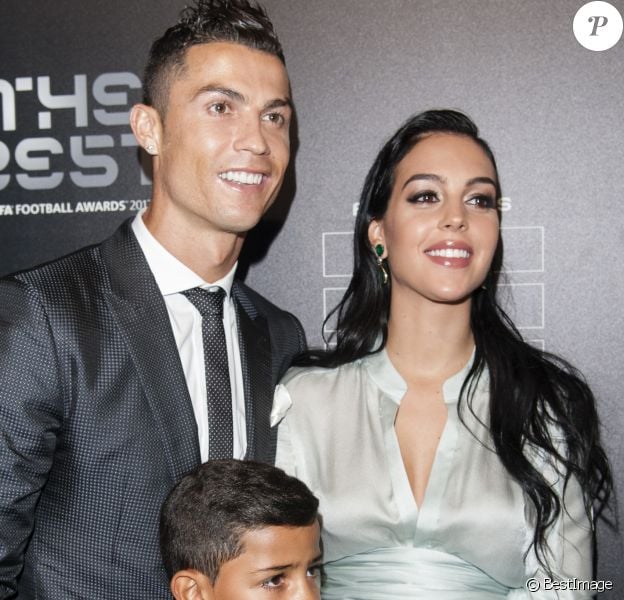 Cristiano Ronaldo (meilleur joueur), son fils Cristiano Jr et sa compagne Georgina Rodriguez enceinte - The Best FIFA Football Awards 2017 au London Palladium à Londres, le 23 octobre 2017. © Pierre Perusseau/Bestimage