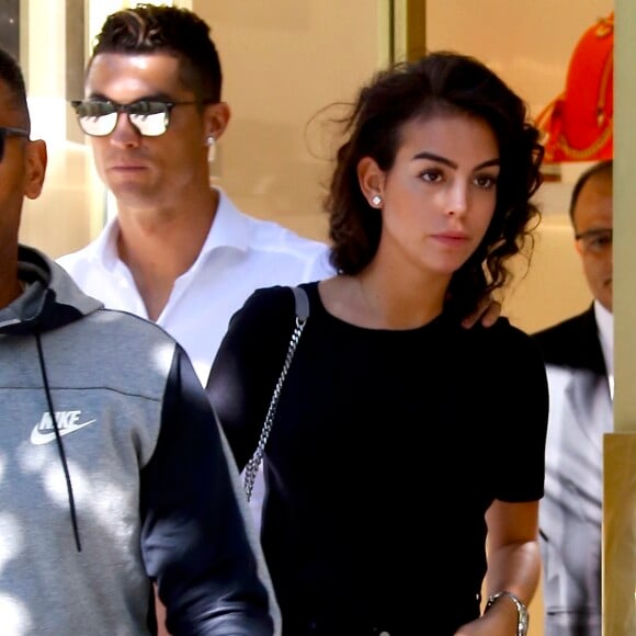 Exclusif - Cristiano Ronaldo et sa compagne Georgina Rodriguez font du shopping dans les rues de Madrid, quelques jours avant la finale de la Ligue des Champions. Le 30 mai 2017.