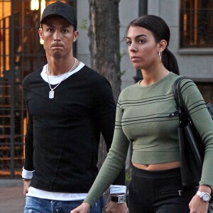 Cristiano Ronaldo se promène avec son fils Cristiano Ronaldo Jr et sa compagne Georgina Rodriguez à Madrid, le 20 avril 2017.