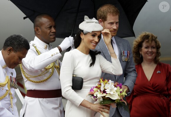 Meghan Markle et le prince Harry lors de leur arrivée à Suva, aux îles Fidji, le 23 octobre 2018.