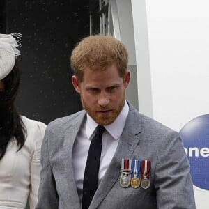 Meghan Markle et le prince Harry lors de leur arrivée à Suva, aux îles Fidji, le 23 octobre 2018.