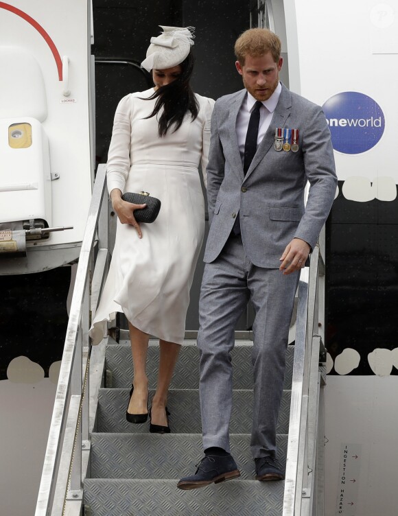 Meghan Markle et le prince Harry lors de leur arrivée à Suva, aux îles Fidji, le 23 octobre 2018.