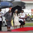 Meghan Markle et le prince Harry lors de leur arrivée à Suva, aux îles Fidji, le 23 octobre 2018.