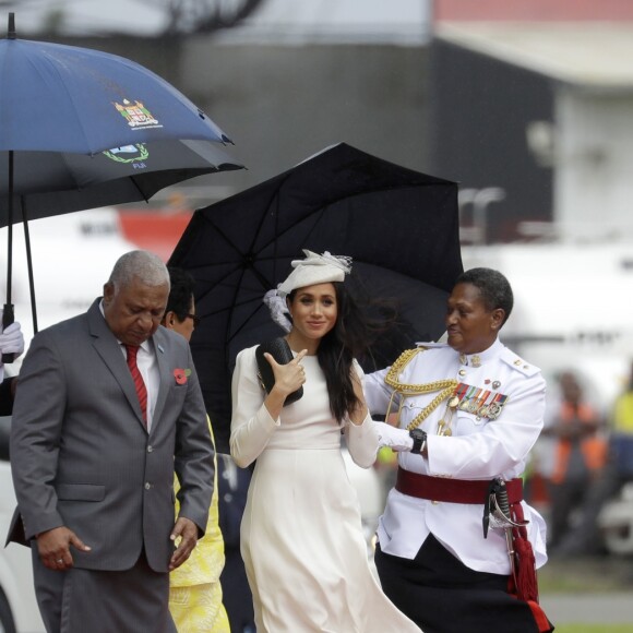 Meghan Markle et le prince Harry lors de leur arrivée à Suva, aux îles Fidji, le 23 octobre 2018.