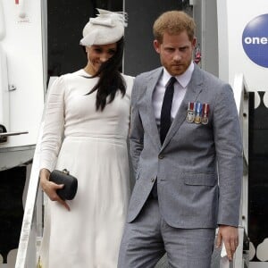 Meghan Markle et le prince Harry lors de leur arrivée à Suva, aux îles Fidji, le 23 octobre 2018.