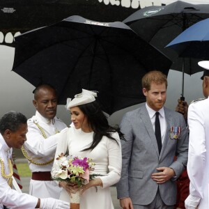 Meghan Markle et le prince Harry lors de leur arrivée à Suva, aux îles Fidji, le 23 octobre 2018.