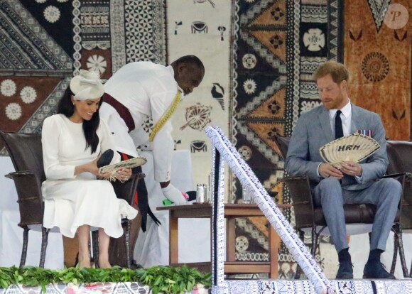 Le prince Harry, duc de Sussex et sa femme Meghan Markle, duchesse de Sussex (enceinte) lors d'une cérémonie aux îles Fidji dans le cadre de leur voyage officiel, le 23 octobre 2018.