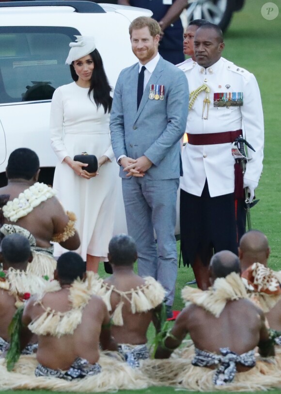 Le prince Harry, duc de Sussex et sa femme Meghan Markle, duchesse de Sussex (enceinte) lors d'une cérémonie aux îles Fidji dans le cadre de leur voyage officiel, le 23 octobre 2018.