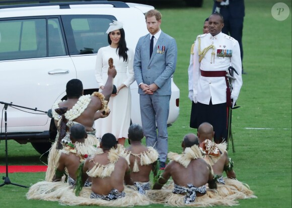 Le prince Harry, duc de Sussex et sa femme Meghan Markle, duchesse de Sussex (enceinte) lors d'une cérémonie aux îles Fidji dans le cadre de leur voyage officiel, le 23 octobre 2018.