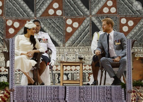 Le prince Harry, duc de Sussex et sa femme Meghan Markle, duchesse de Sussex (enceinte) lors d'une cérémonie aux îles Fidji dans le cadre de leur voyage officiel, le 23 octobre 2018.
