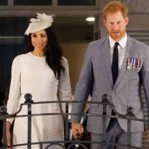 Le prince Harry, duc de Sussex et sa femme Meghan Markle, duchesse de Sussex (enceinte) au balcon du Grand Pacific Hotel à Suva aux îles Fidji dans le cadre de leur voyage officiel, le 23 octobre 2018.