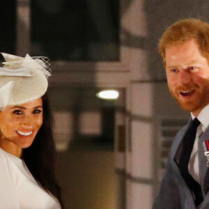 Le prince Harry, duc de Sussex et sa femme Meghan Markle, duchesse de Sussex (enceinte) au balcon du Grand Pacific Hotel à Suva aux îles Fidji dans le cadre de leur voyage officiel, le 23 octobre 2018.