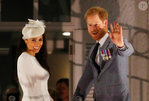 Le prince Harry, duc de Sussex et sa femme Meghan Markle, duchesse de Sussex (enceinte) au balcon du Grand Pacific Hotel à Suva aux îles Fidji dans le cadre de leur voyage officiel, le 23 octobre 2018.