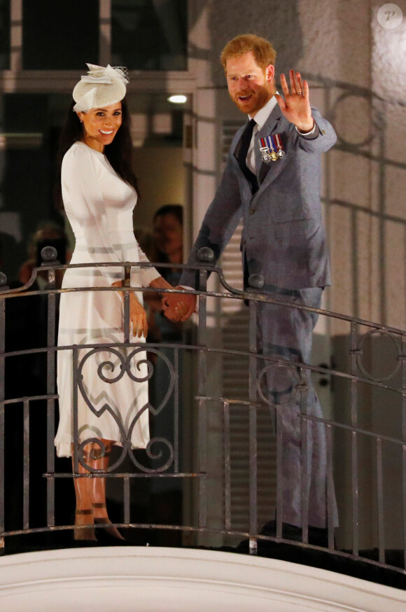 Le prince Harry, duc de Sussex et sa femme Meghan Markle, duchesse de Sussex (enceinte) au balcon du Grand Pacific Hotel à Suva aux îles Fidji dans le cadre de leur voyage officiel, le 23 octobre 2018.