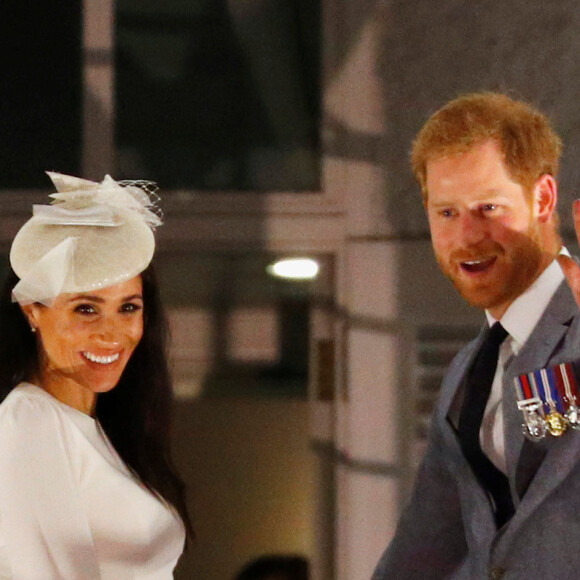 Le prince Harry, duc de Sussex et sa femme Meghan Markle, duchesse de Sussex (enceinte) au balcon du Grand Pacific Hotel à Suva aux îles Fidji dans le cadre de leur voyage officiel, le 23 octobre 2018.