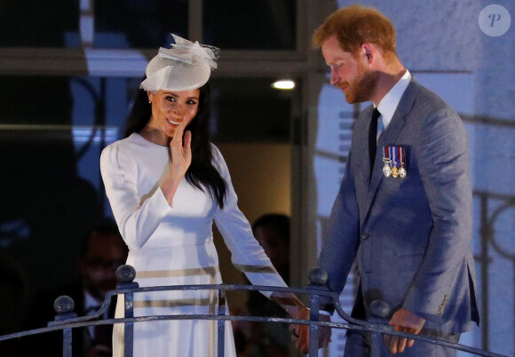Le prince Harry, duc de Sussex et sa femme Meghan Markle, duchesse de Sussex (enceinte) au balcon du Grand Pacific Hotel à Suva aux îles Fidji dans le cadre de leur voyage officiel, le 23 octobre 2018.