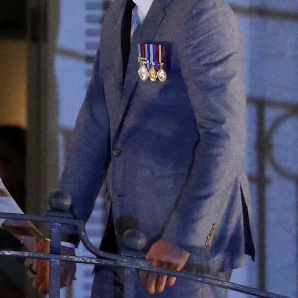 Le prince Harry, duc de Sussex et sa femme Meghan Markle, duchesse de Sussex (enceinte) au balcon du Grand Pacific Hotel à Suva aux îles Fidji dans le cadre de leur voyage officiel, le 23 octobre 2018.