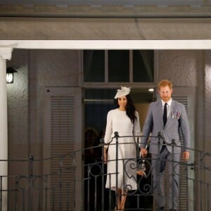 Le prince Harry, duc de Sussex et sa femme Meghan Markle, duchesse de Sussex (enceinte) au balcon du Grand Pacific Hotel à Suva aux îles Fidji dans le cadre de leur voyage officiel, le 23 octobre 2018.  The Duke and Duchess of Sussex wave from the balcony of the Grand Pacific Hotel, in Suva, Fiji, on day one of the royal couple's visit to Fiji. on October 23rd 201823/10/2018 - Suva